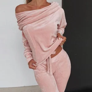 Ein Sweatshirt-Set mit dekorativem Ausschnitt