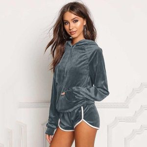 Ein Sweatshirt-Set mit kurzen Shorts