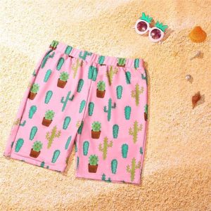 Badeshorts für Jungen mit Kakteen auf einem rosa Hintergrund